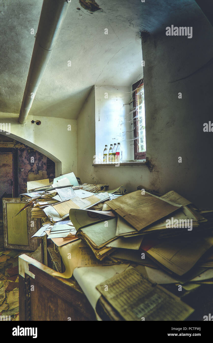 Les anciens fichiers dans une maison de retraite abandonnée Banque D'Images