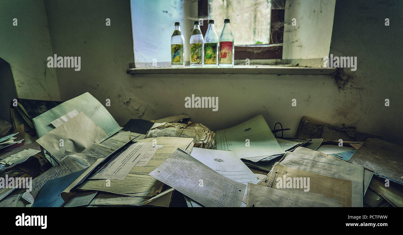 Les anciens fichiers dans une maison de retraite abandonnée Banque D'Images