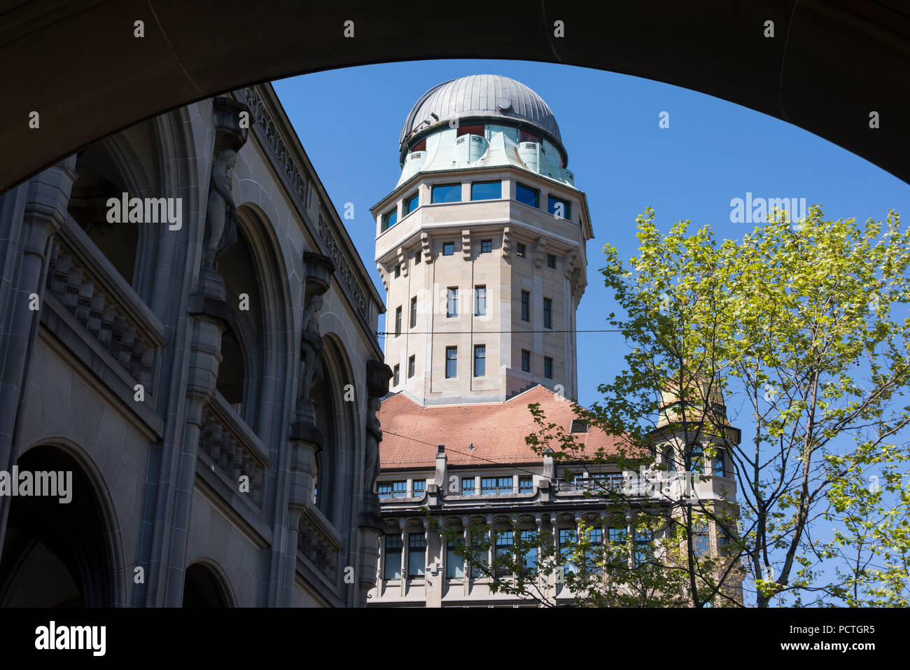 Vue sur l'observatoire Urania, Bahnhofstrasse, District 1, Zurich, le Canton de Zurich, Suisse Banque D'Images