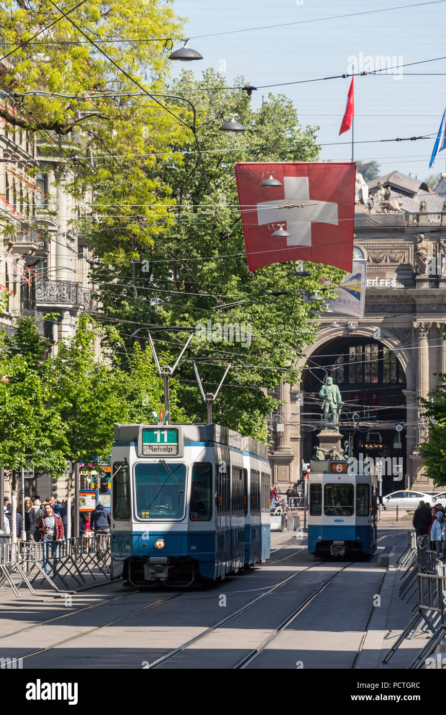 Le tramway dans la rue en face de la gare principale, de la vieille ville, Zurich, Canton de Zurich, Suisse Banque D'Images