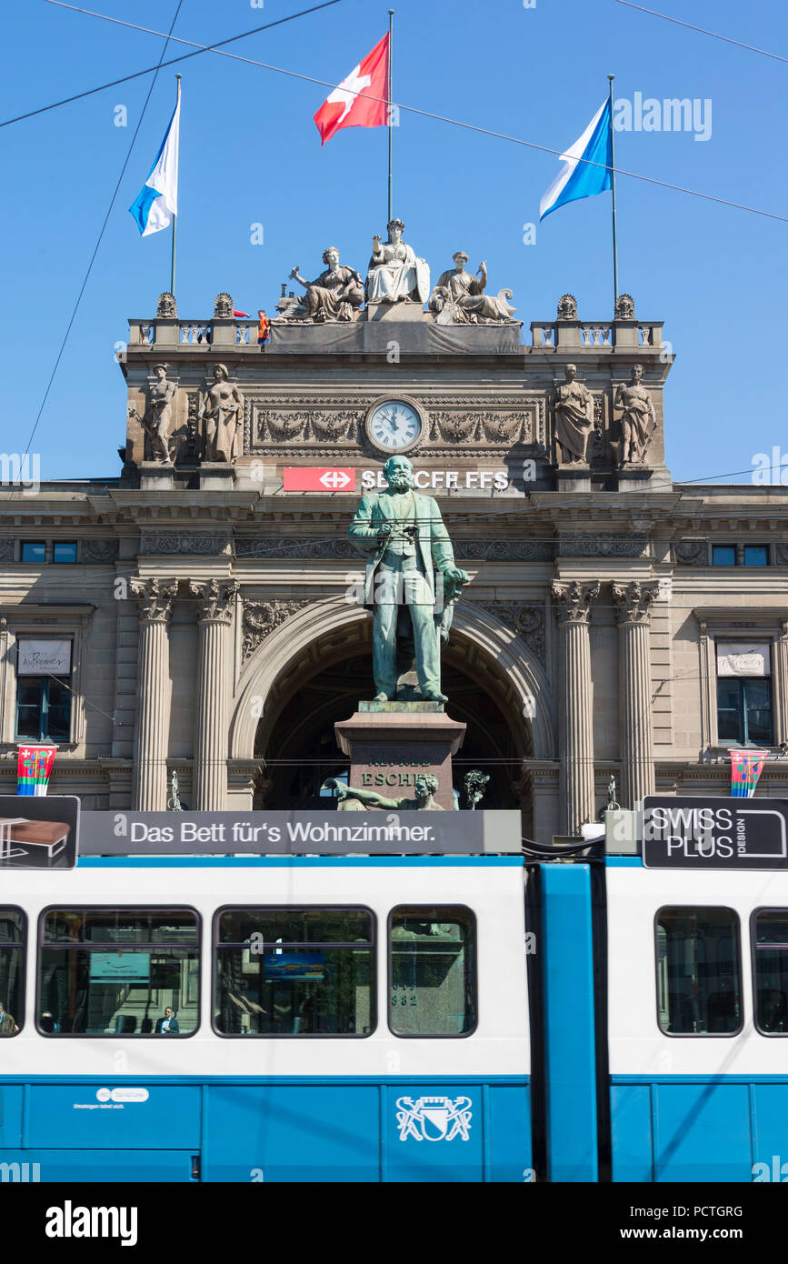 Le tramway dans la rue en face de la gare centrale de Zurich, Bahnhofsplatz, District 1, Zurich, le Canton de Zurich, Suisse Banque D'Images
