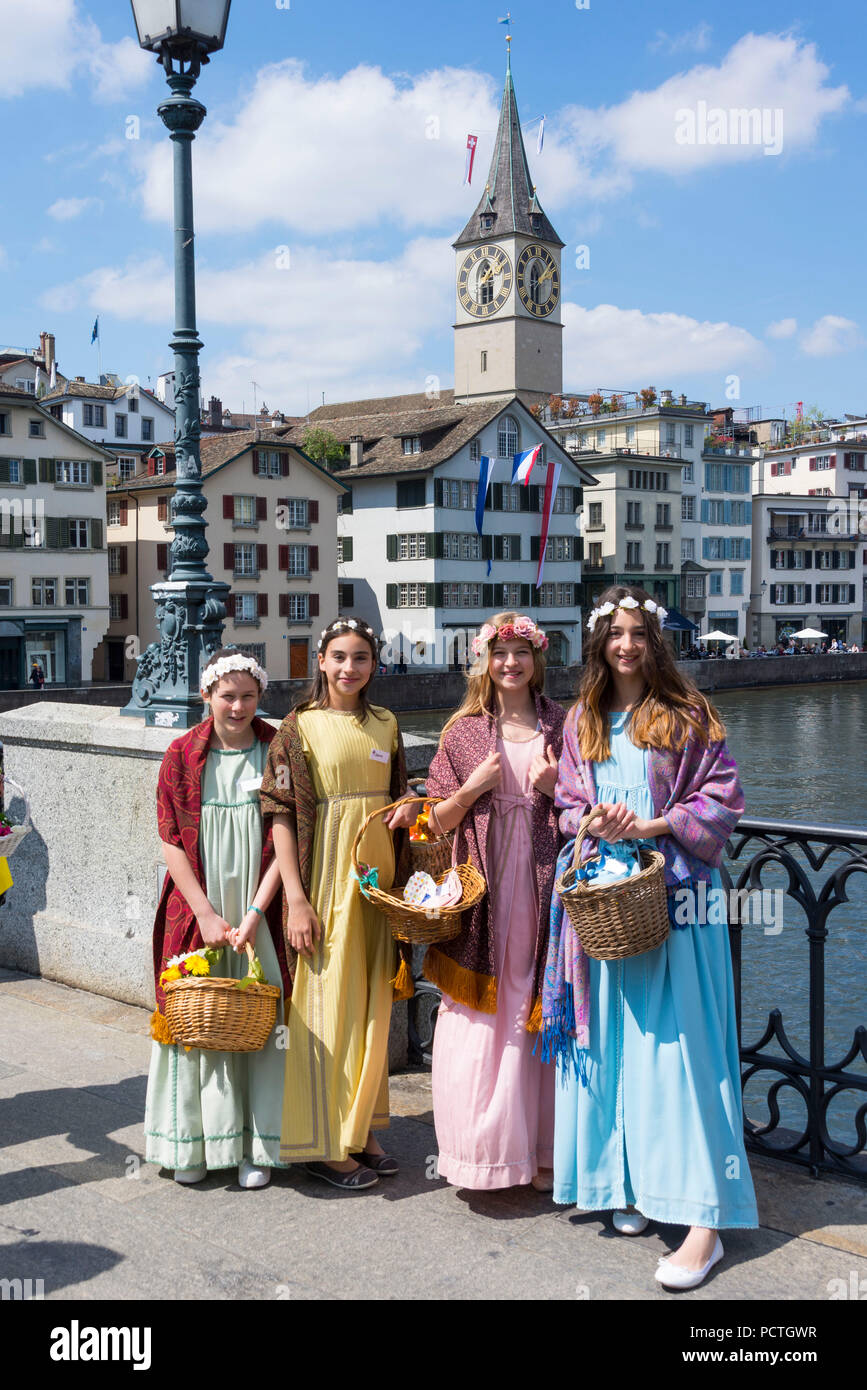 Les membres de guilde sur la parade des guildes sur Münsterbrücke vue et de Saint Pierre, Spring Festival 'Sechseläuten', vieille ville, Zurich, Canton de Zurich, Suisse Banque D'Images