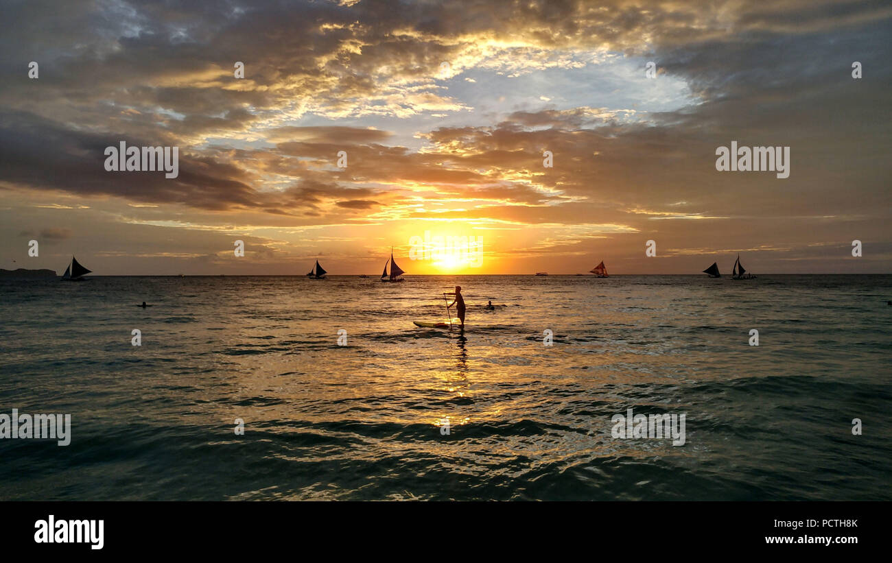 Philippines, Boracay Island, voiliers, Stand up Paddling, Coucher du Soleil Banque D'Images