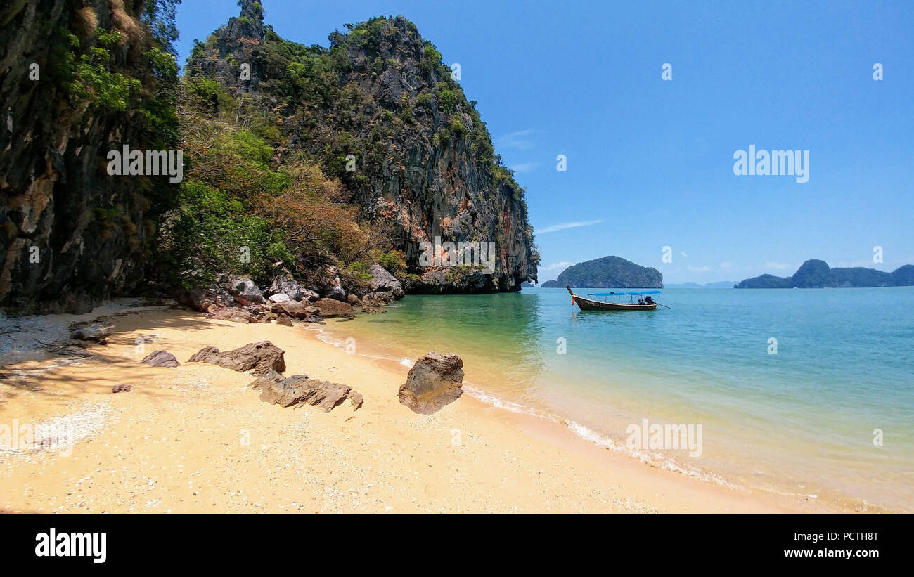 Plage de sable sur l'île de Phi Phi en Thaïlande, mer, bateau Banque D'Images