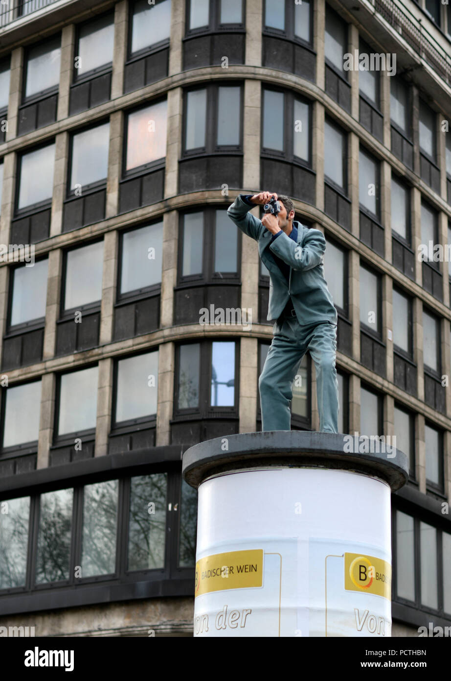 Le stylite, le photographe en publicité colonne, à St Lambertus, Sculpture par Christoph Pöggeler, Düsseldorf Banque D'Images