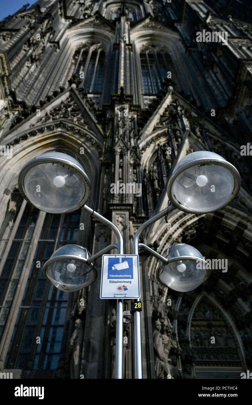 Note sur les caméras de surveillance, façade ouest, la cathédrale de Cologne, Cologne, Rhénanie du Nord-Westphalie, Allemagne Banque D'Images