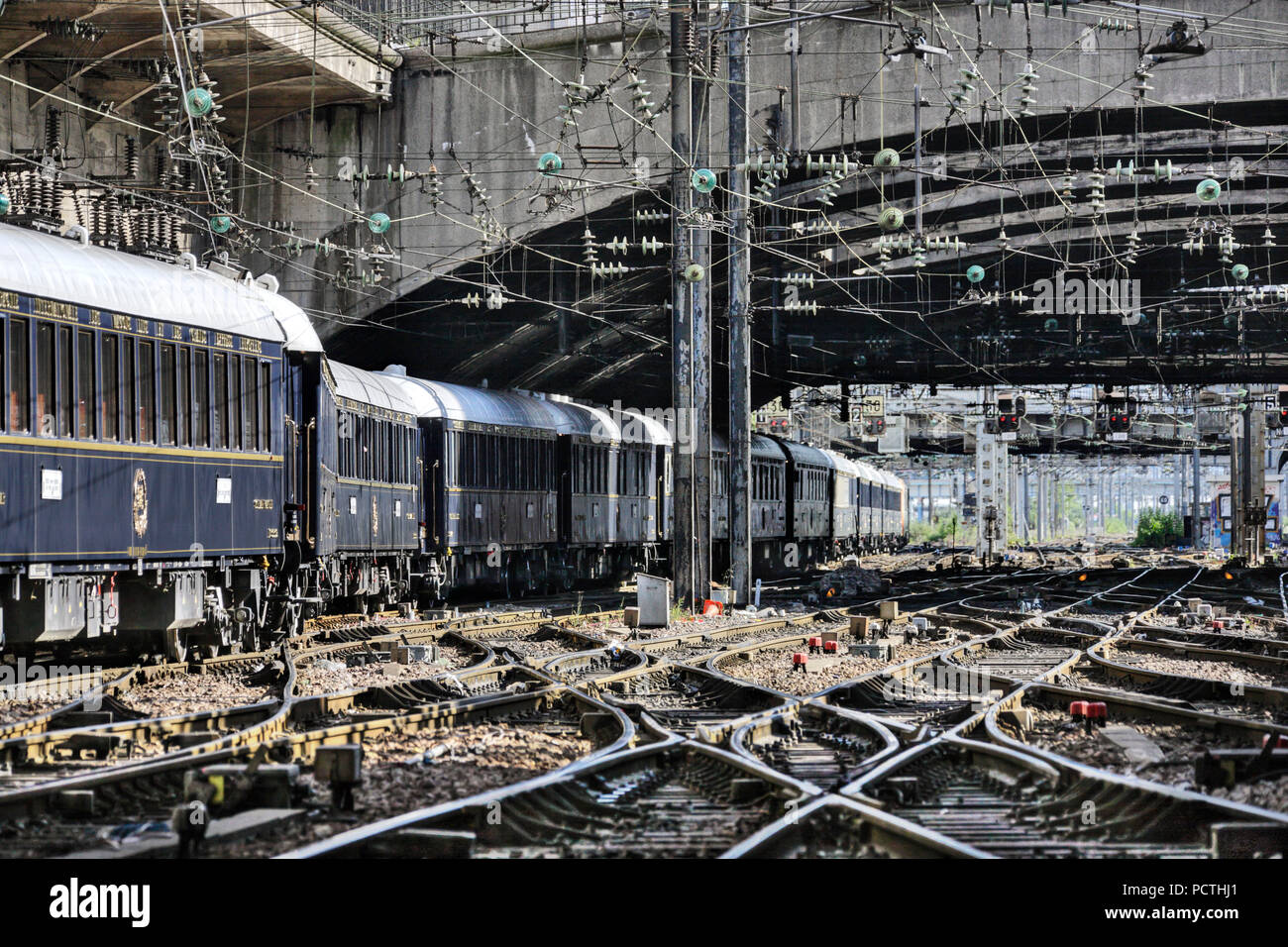 France, Paris, train, pistes, commutateur, sortez de la station de Banque D'Images