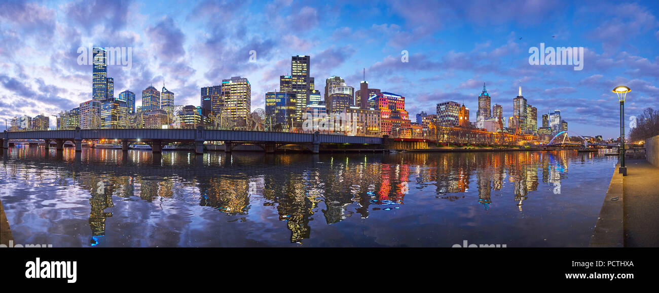 Avec les toits de gratte-ciel (Eureka Tower) à la rivière Yarra, ville paysage, Melbourne, Victoria, Australie, Océanie Banque D'Images