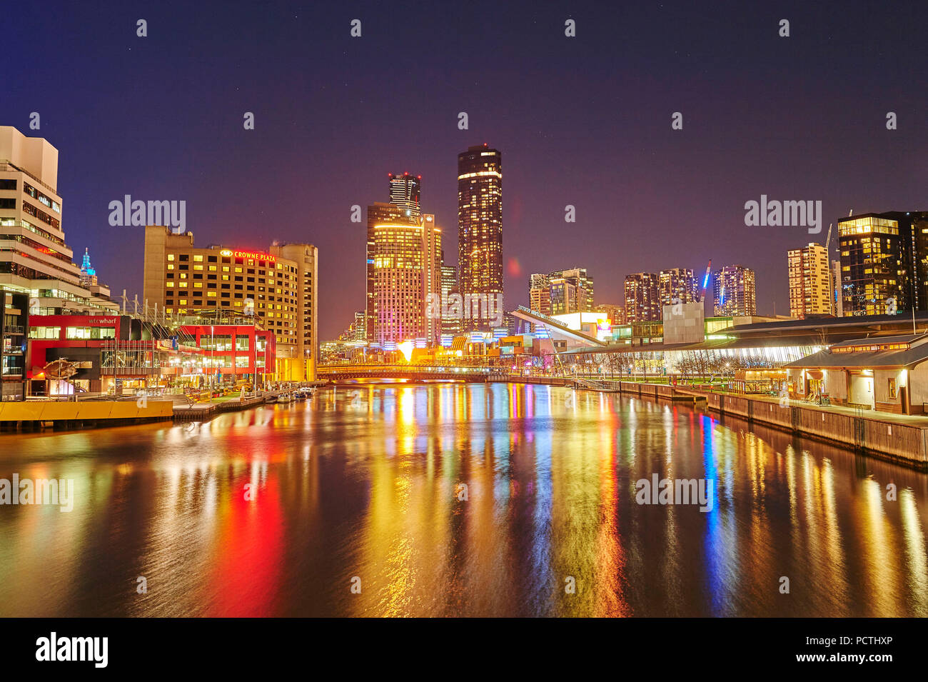 Avec les toits de gratte-ciel (Eureka Tower) à la rivière Yarra, ville paysage, Melbourne, Victoria, Australie, Océanie Banque D'Images