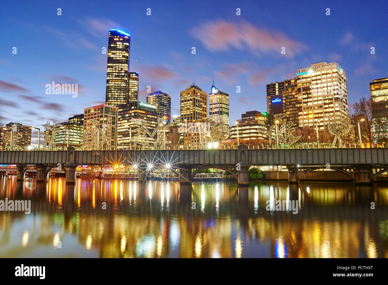 Avec les toits de gratte-ciel (Eureka Tower) à la rivière Yarra, ville paysage, Melbourne, Victoria, Australie, Océanie Banque D'Images