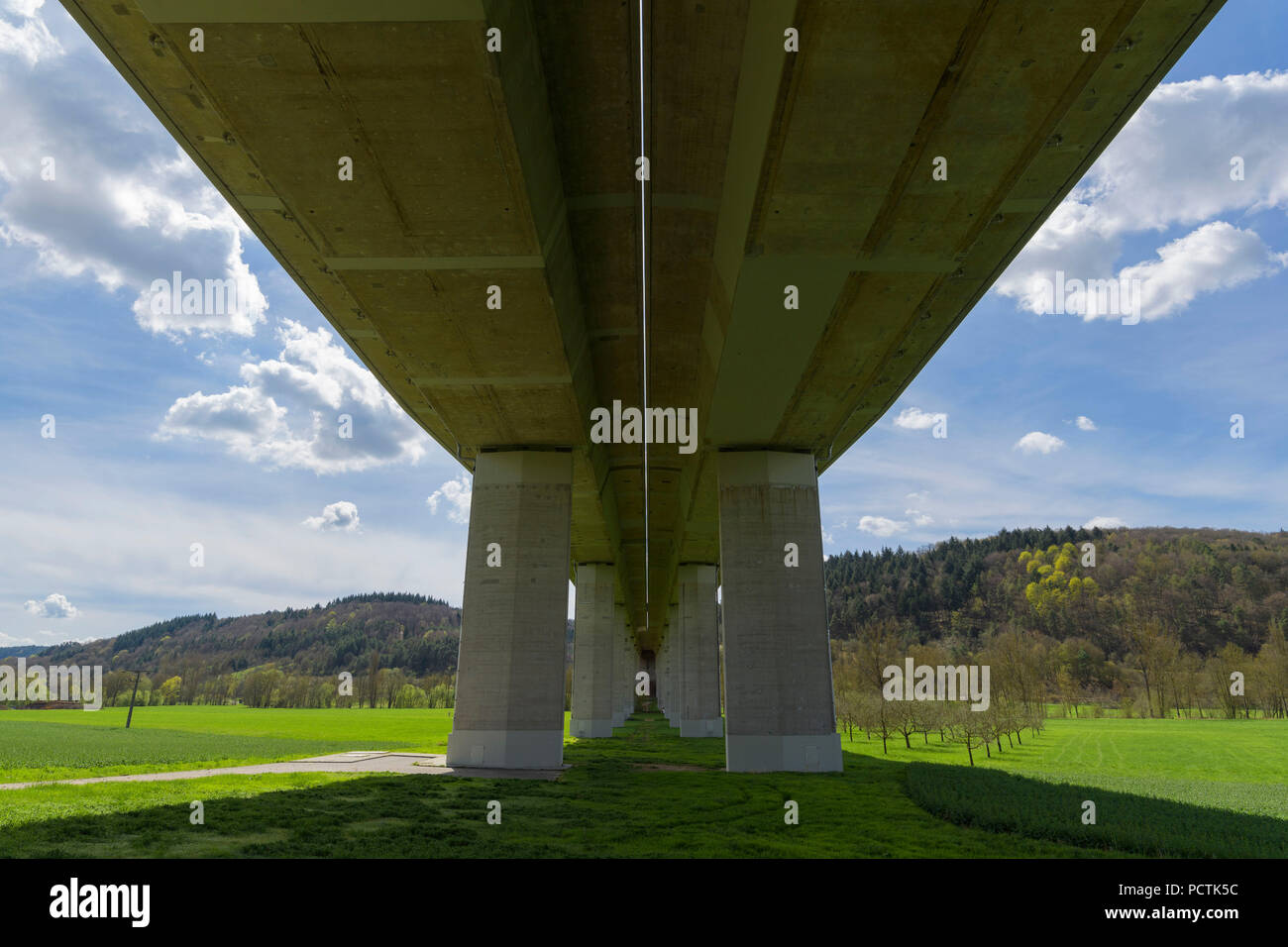 Pont de l'autoroute A81, Tauberbischofsheim, Taubertal, Tauberfranken, Main-Tauber-district, Bade-Wurtemberg, Allemagne Banque D'Images