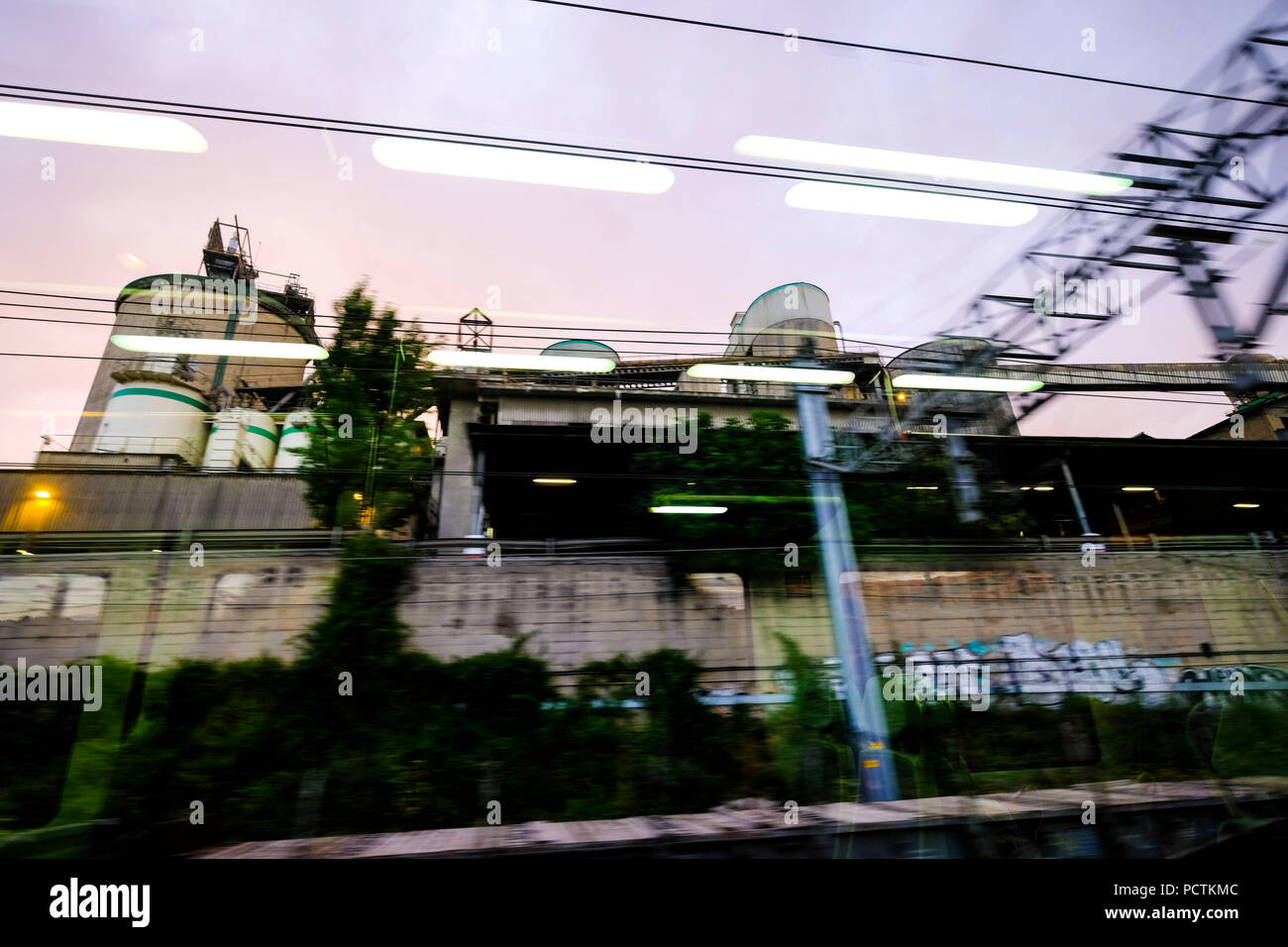 Paysages de banlieue vu de l'intérieur d'un train de la zone métropolitaine de Barcelone en Catalogne Espagne Banque D'Images