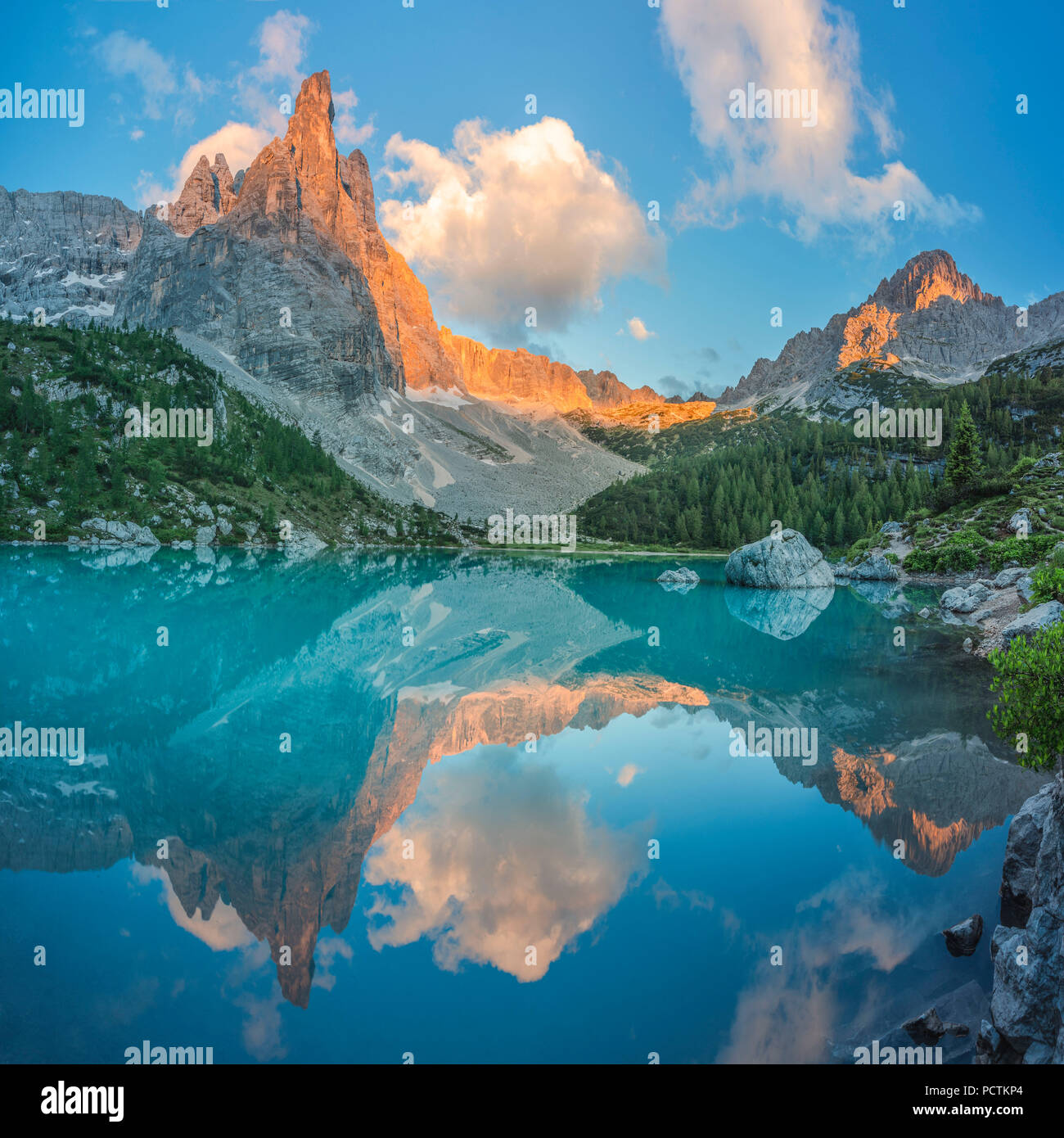 Di Dio Dito (doigt de Dieu) reflète dans l'eau turquoise du lac Sorapiss,  Dolomites, Cortina d' Ampezzo, Padova, Veneto, Italie Photo Stock - Alamy