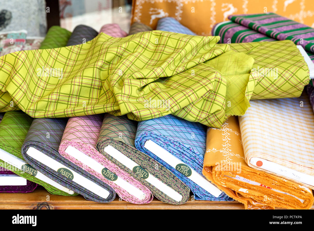 Tissus multicolores dans la vitrine, Bad Aussee, Liezen, Styrie, Autriche Banque D'Images