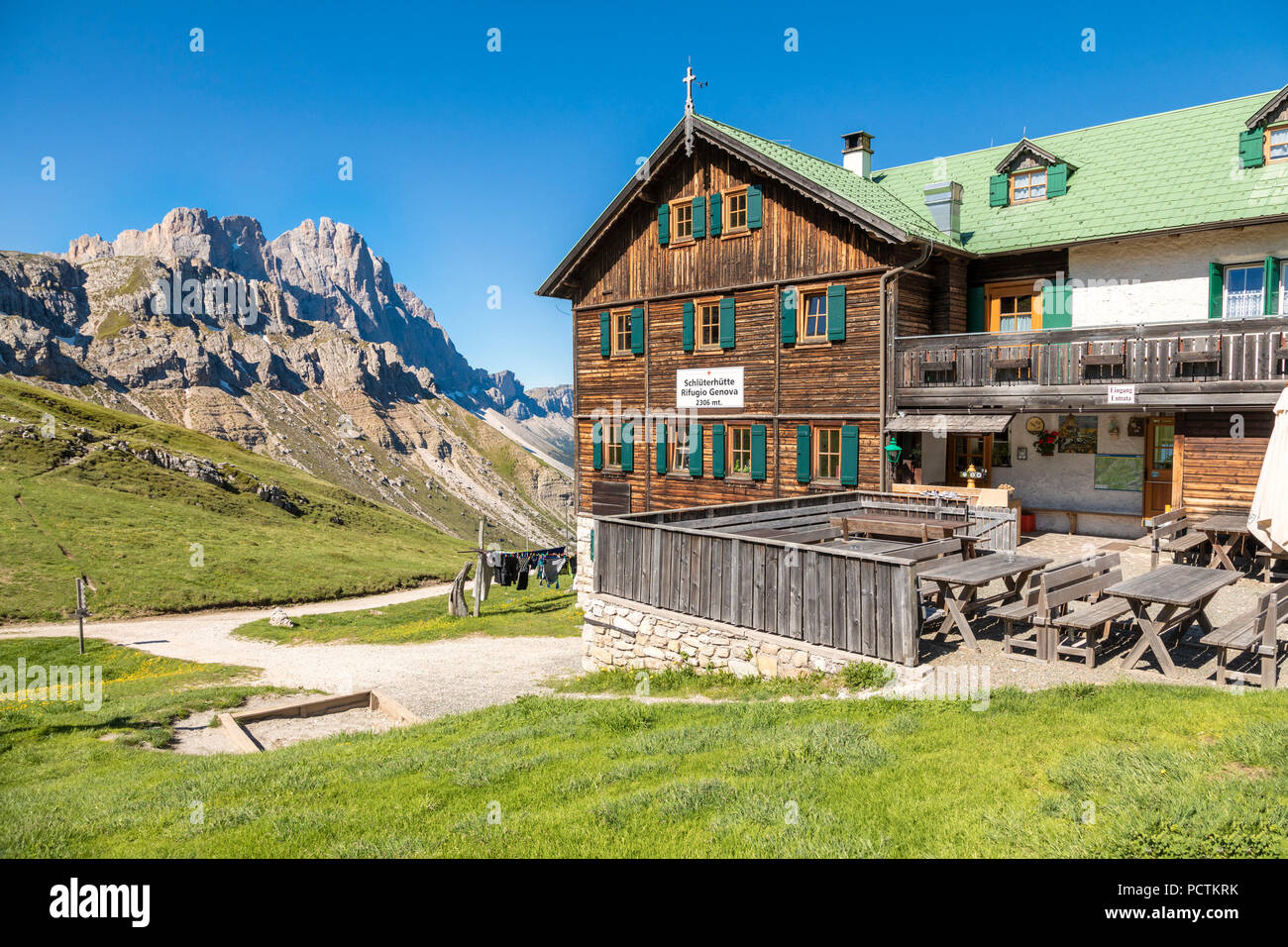 Le refuge de montagne de Gênes avec le Schlüterhütte / Odle Geisler murs sur la gauche, Funes Valley, parc naturel de Puez-Geisler, Dolomites, Bolzano, le Tyrol du Sud, Italie Banque D'Images