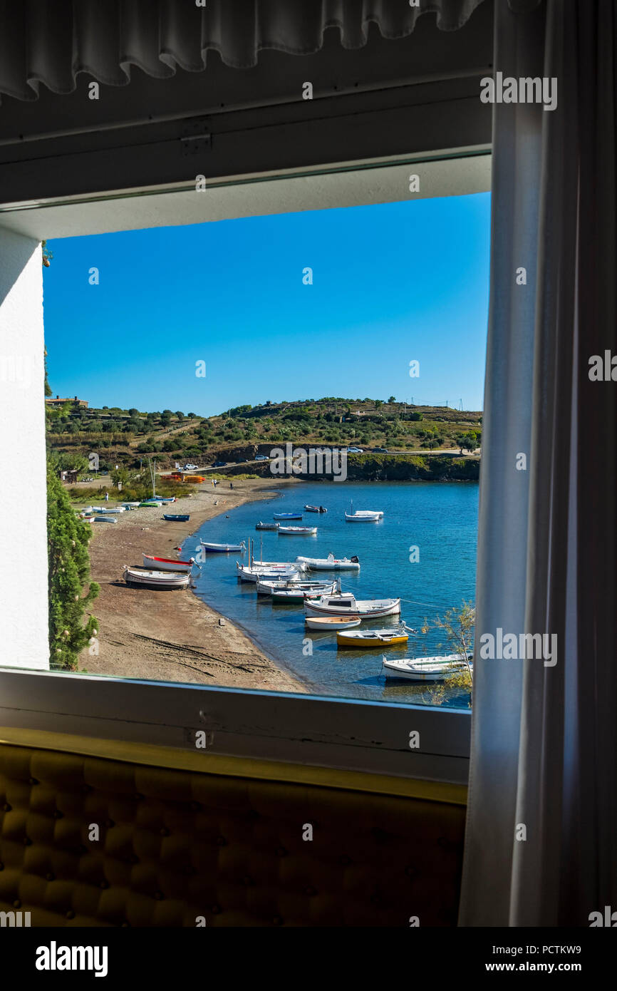 Paysage et de bateaux dans la ville de Portlligat, où le peintre surréaliste Salvador Dali a vécu. Banque D'Images