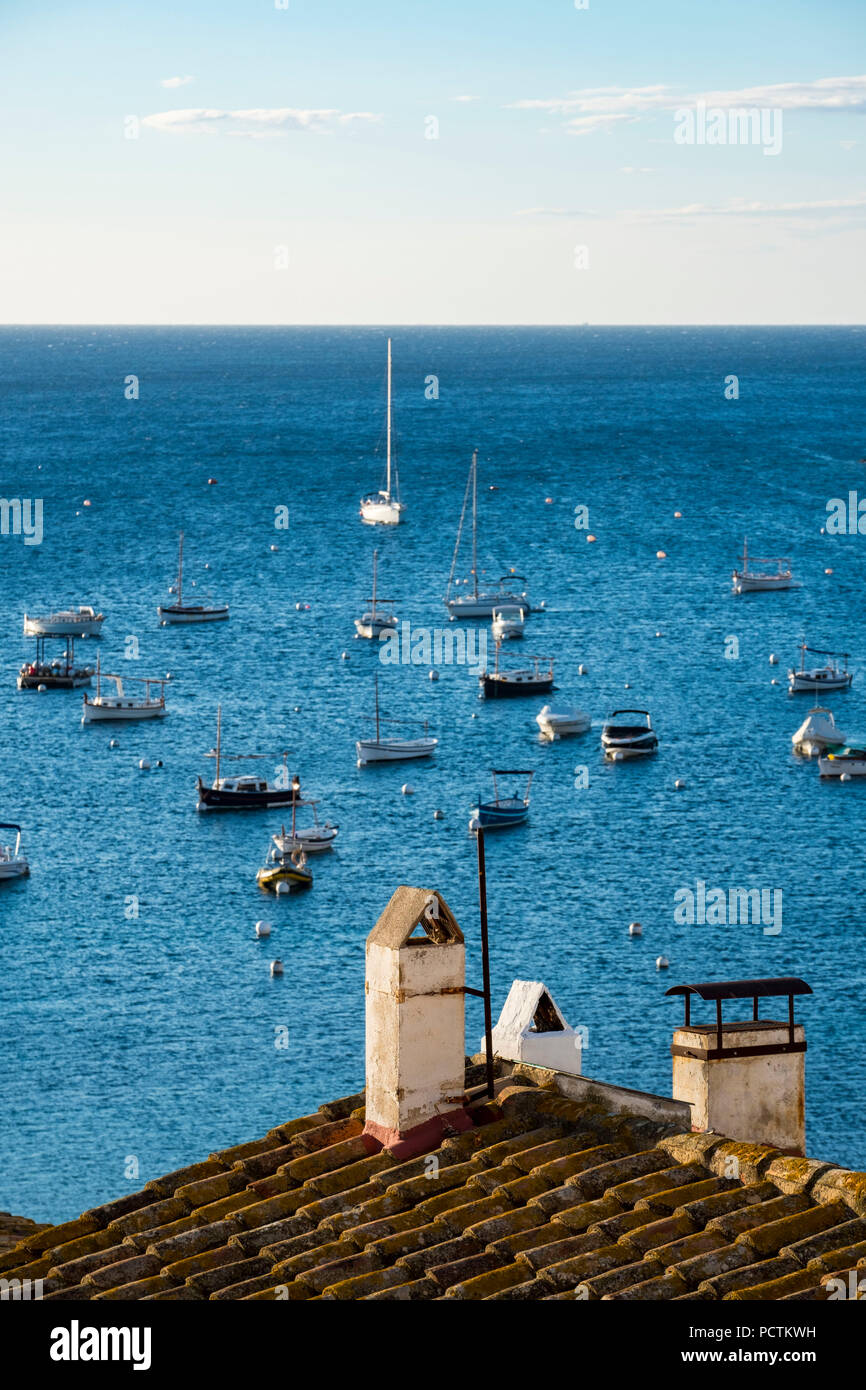 Le village de pêcheurs de Cadaqués est l'une des principales destinations touristiques de la Costa Brava, dans la province de Gérone en Catalogne Espagne Banque D'Images