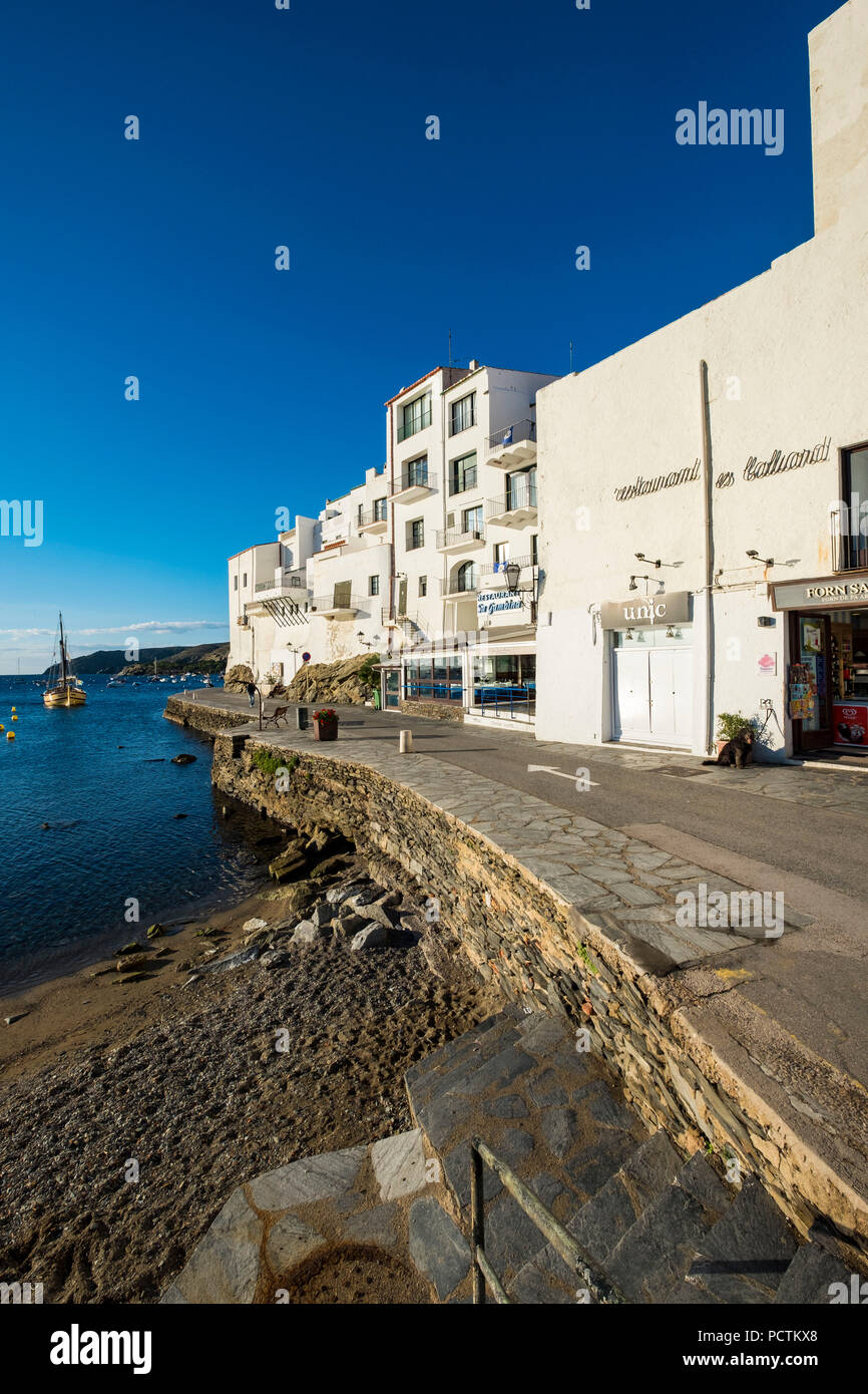 Le village de pêcheurs de Cadaqués est l'une des principales destinations touristiques de la Costa Brava, dans la province de Gérone en Catalogne Espagne Banque D'Images