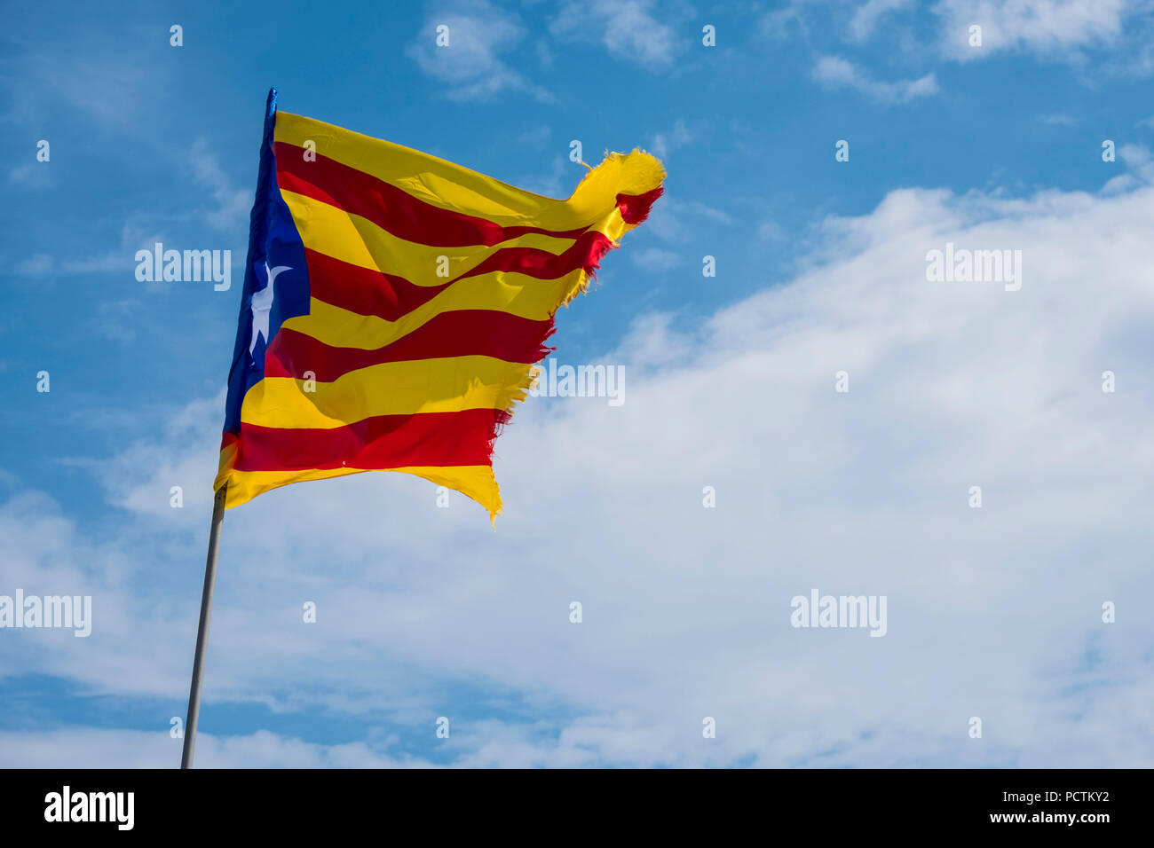 Le drapeau catalan appelé ondes Senyera en haut d'une montagne dans la province de Gérone en Catalogne Espagne Banque D'Images