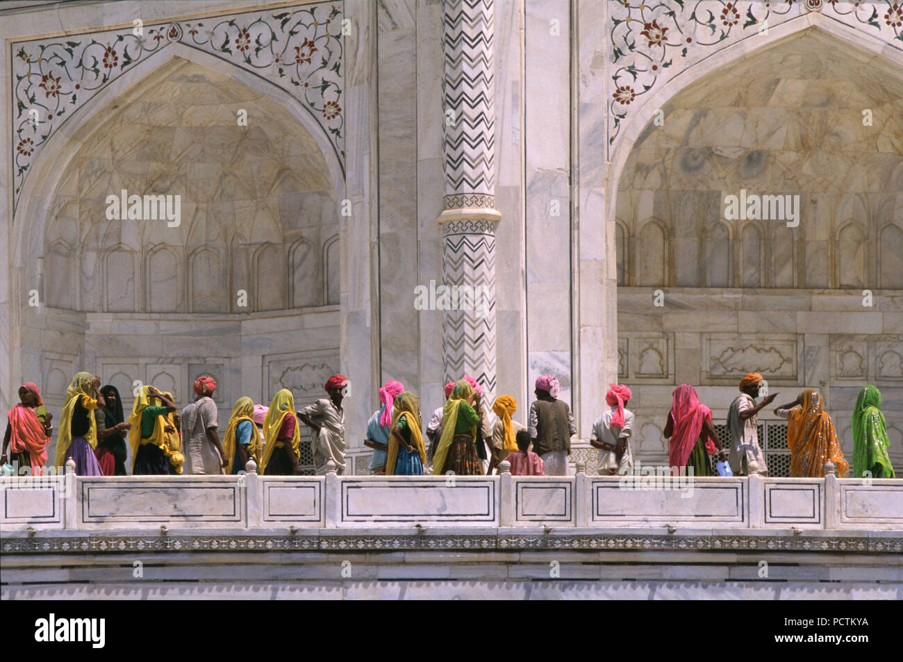 Les touristes du Rajasthan au Taj Mahal, Agra, Uttar Pradesh, Inde, Asie Banque D'Images