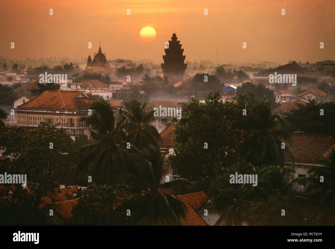 Phnom Penh au coucher du soleil avec Independencia, Phnom Penh, Cambodge, Indochine, Asie Banque D'Images