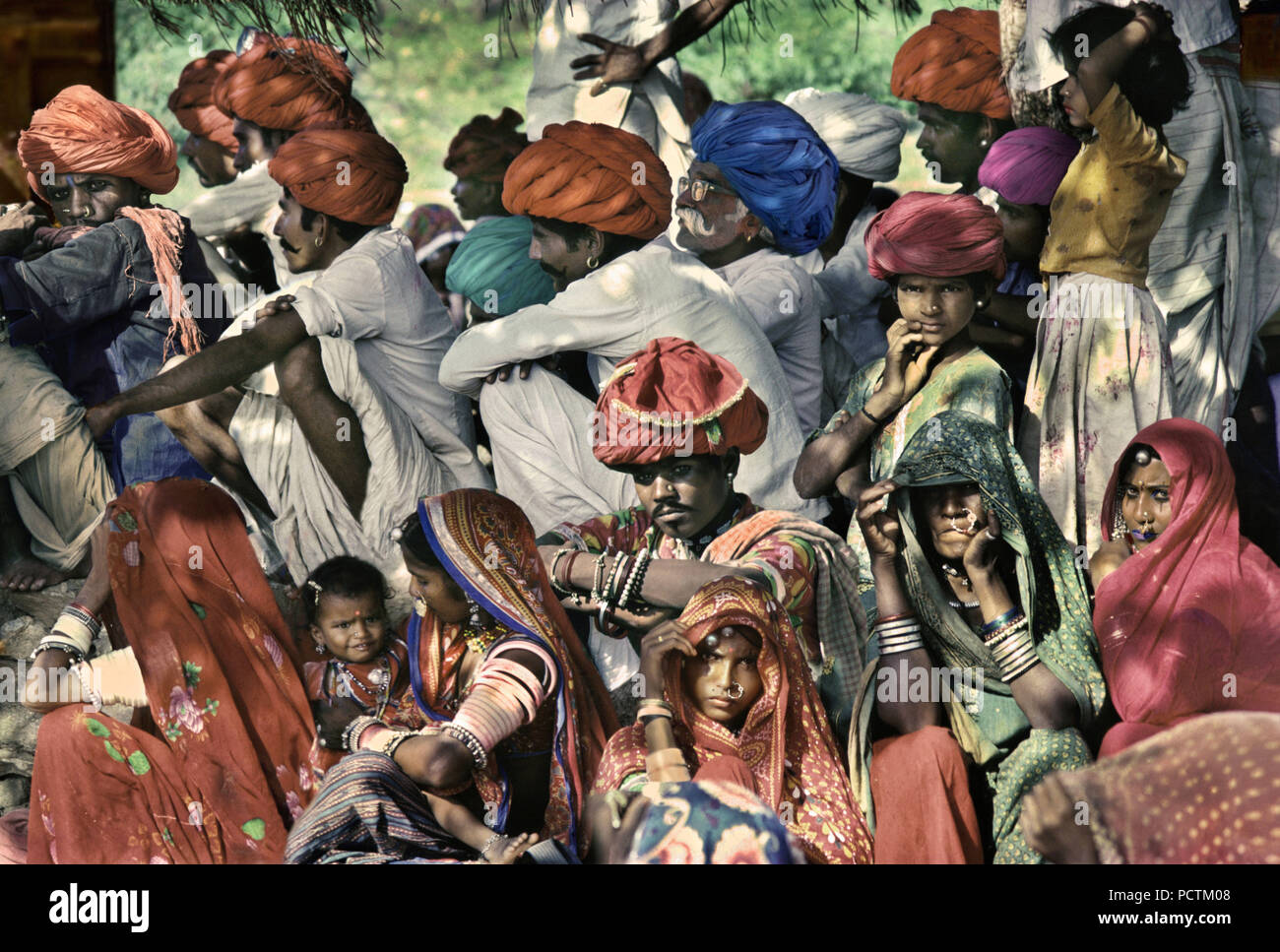 Fête du village, groupe de gens colorés à Jaisalmer, Rajasthan, Inde, Asie Banque D'Images