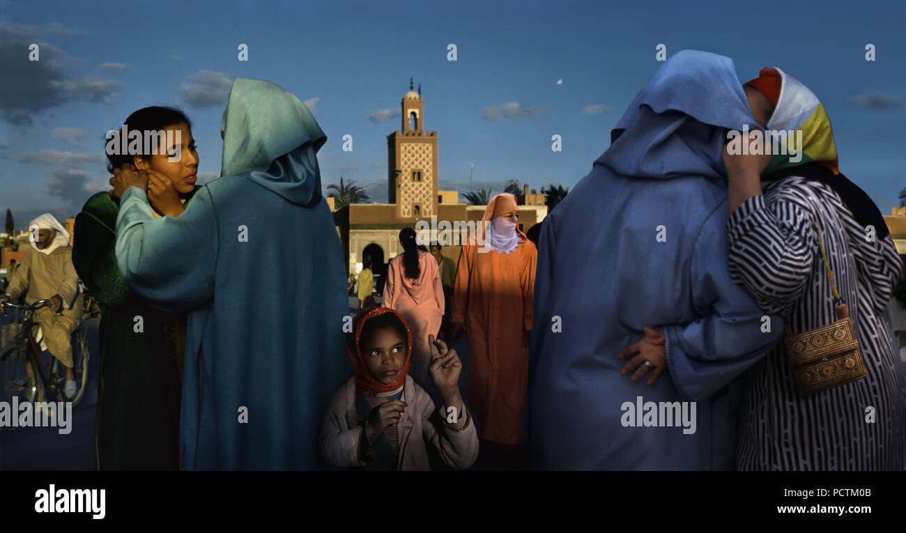 Voleur à la fille sur la Place Jemma el Fna Marché, Marrakech, Maroc, Afrique du Nord Banque D'Images