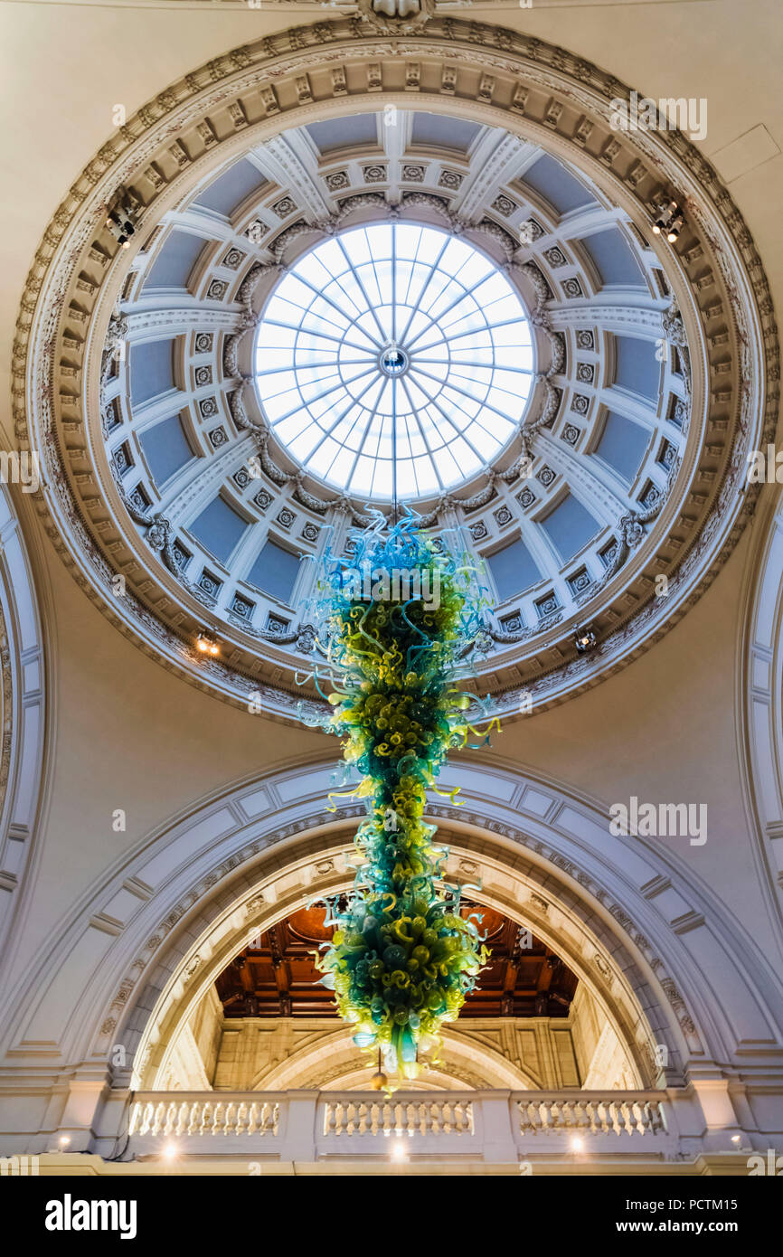L'Angleterre, Londres, Knightsbridge, Victoria and Albert Museum, lustre en verre brun par Dale Chihuly Banque D'Images