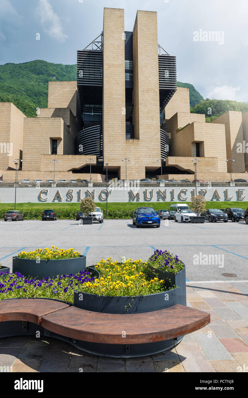 Campione d'Italia, Italie - 18 mai 2018 : Campione d'Italia sur le lac de Lugano, célèbre pour son casino, ville italienne entièrement entourée par la Suisse Banque D'Images