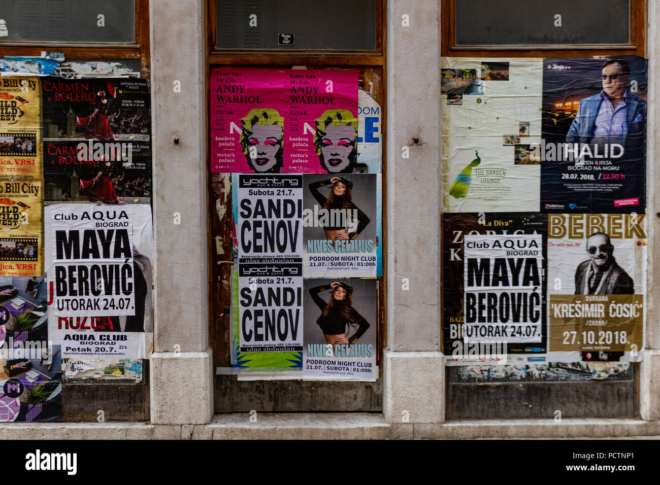 Zadar, Croatie - Juillet 23, 2018 : Les affiches de promotion des événements et de la musique concerts attaché à un mur dans la vieille ville de Zadar Banque D'Images