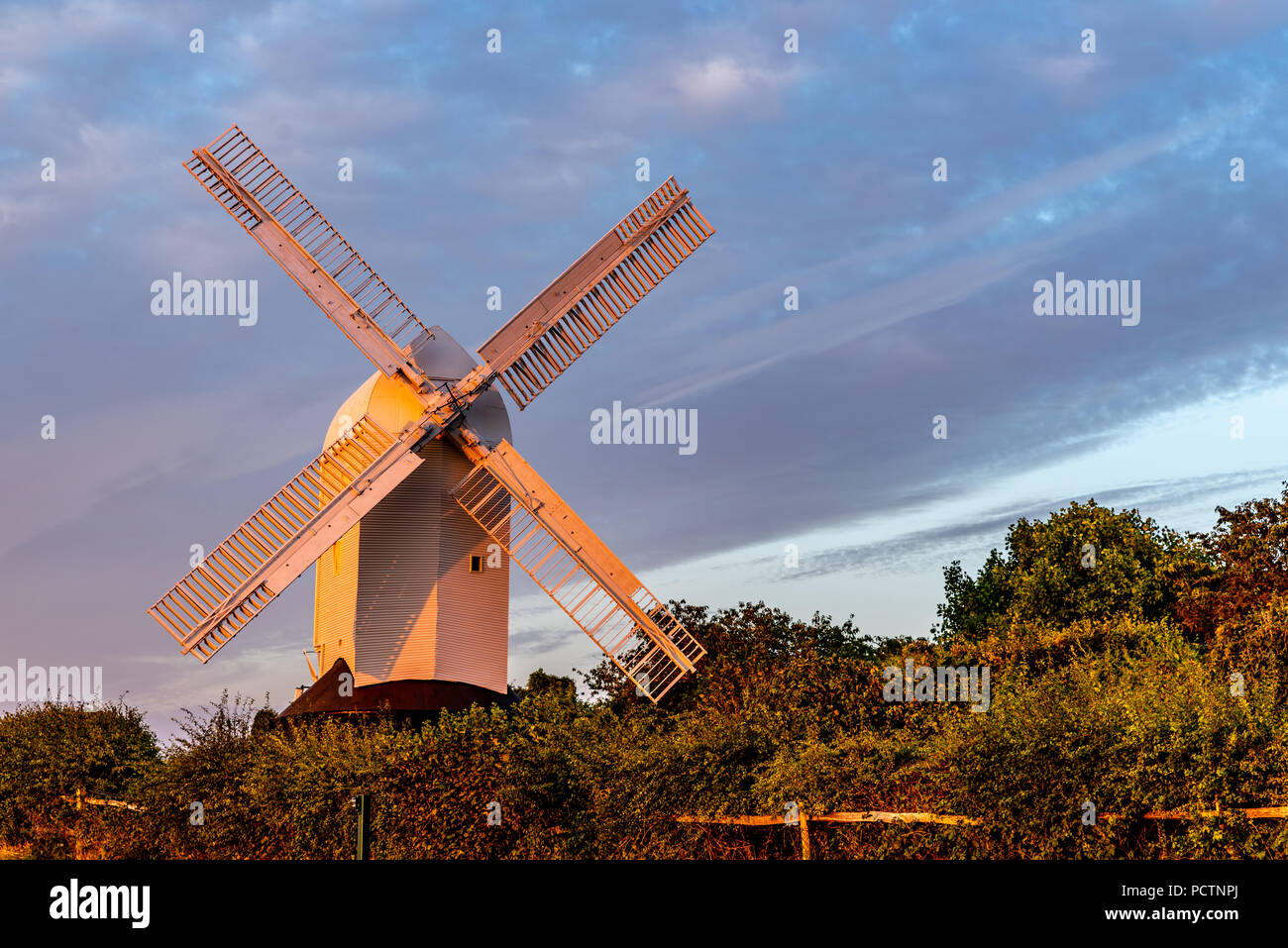 Moulin de Sussex, Jill, brille dans les rayons d'un soleil d'été. Jill est l'un des célèbre paire de moulins à vent - Jack & Jill à Clayton. Banque D'Images