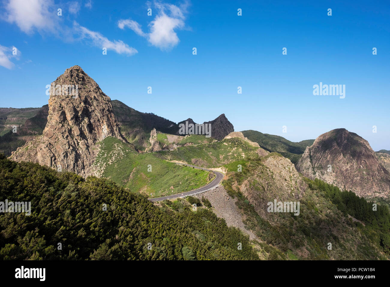 Los Roques avec la haute route et montagne Roque de Agando, Roque de Zarcita et Roque de Ojila, le Parc National de Garajonay, La Gomera, Îles Canaries, Espagne Banque D'Images