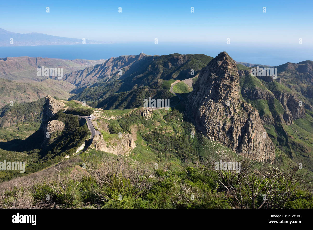 Roque de Agando avec high road, vue depuis le Mirador del Morro de Agando, Parc National de Garajonay, La Gomera, Canary Islands, îles de Canaries, Espagne Banque D'Images