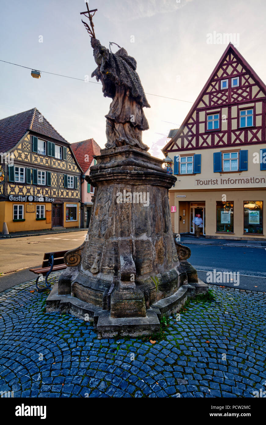 Monument, Nepomuk, façade de maison, allée, Vieille Ville, Bad Staffelstein, Franconia, Bavaria, Germany, Europe Banque D'Images