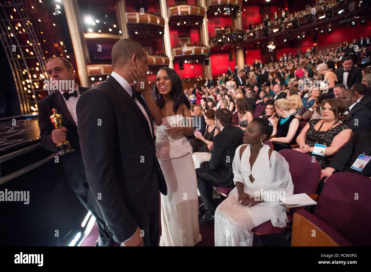 HOLLYWOOD, CA - le 22 février : présentateurs Kerry Washington et Lupita Nyong'o au cours de l'ABC de la télédiffusion en direct 87e Oscars® au Dolby® Theatre à Hollywood, CA le Dimanche, Février 22, 2015. Banque D'Images