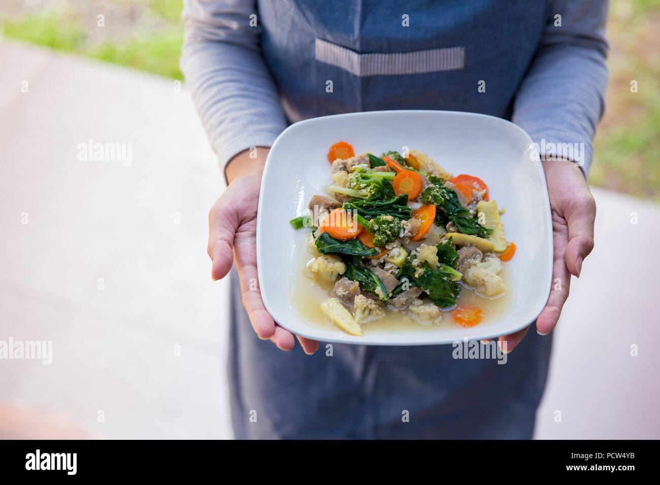 Geste de main capcay transportant nourriture indonésienne de divers légumes Banque D'Images