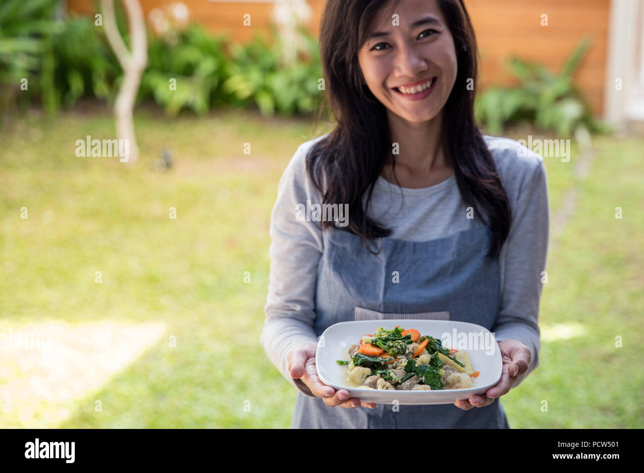 Belle asian woman carrying indonesian food capcay fabriquées à partir de divers légumes Banque D'Images