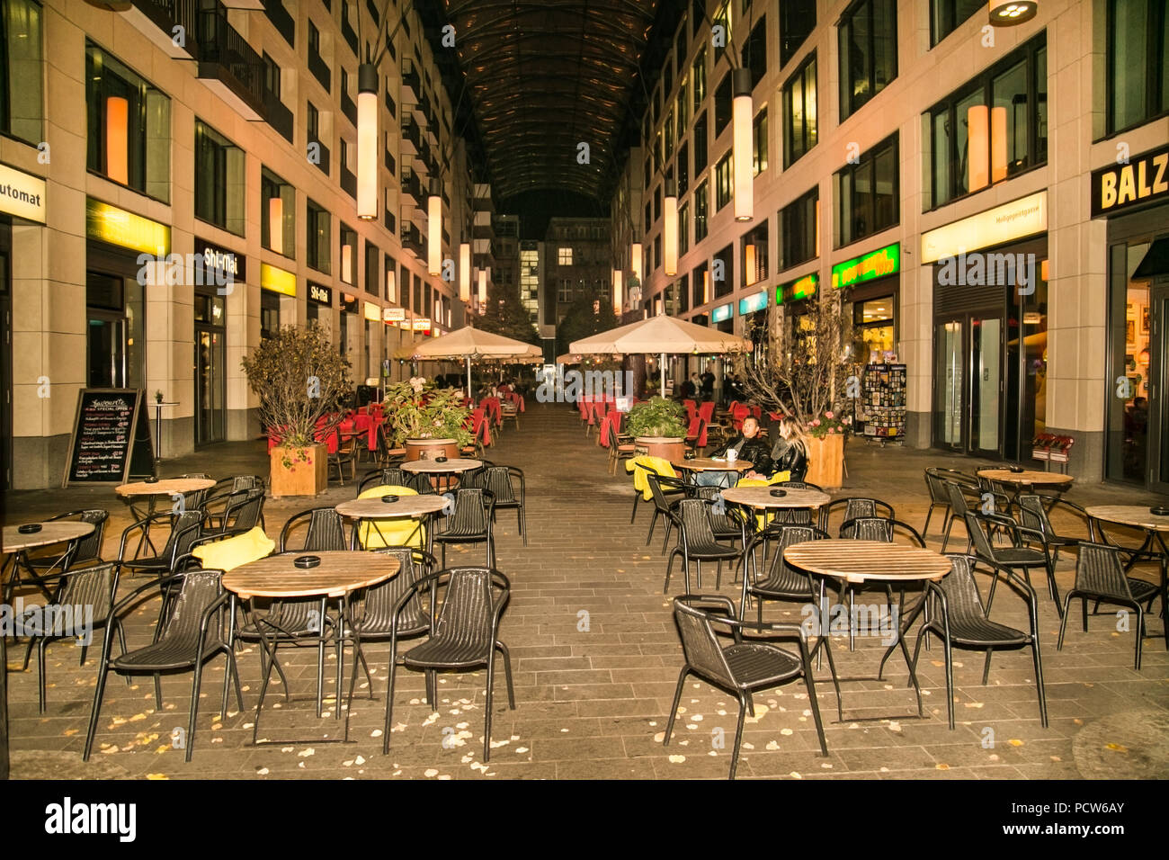 BERLIN ALLEMAGNE - OCT 26, 2016 : Les gens de visiter de nouveaux centre commercial la nuit pour boire un verre le 26 Oct 2106. À Berlin , Allemagne. Banque D'Images