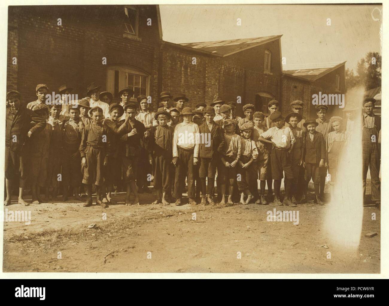 Ce sont tous les travailleurs de l'usine de coton Pell City. M. E.A. Thompson, Surintendant de l'usine est également maire de Pell City. Banque D'Images