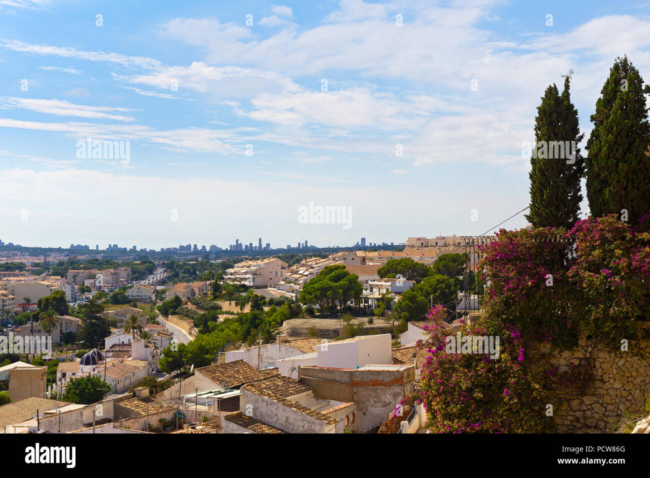 Vue panoramique de l'espagnol petite ville d'Altea près de Benidorm. Maisons traditionnelles à la baie de la Méditerranée sur la Costa Blanca, Espagne. Banque D'Images