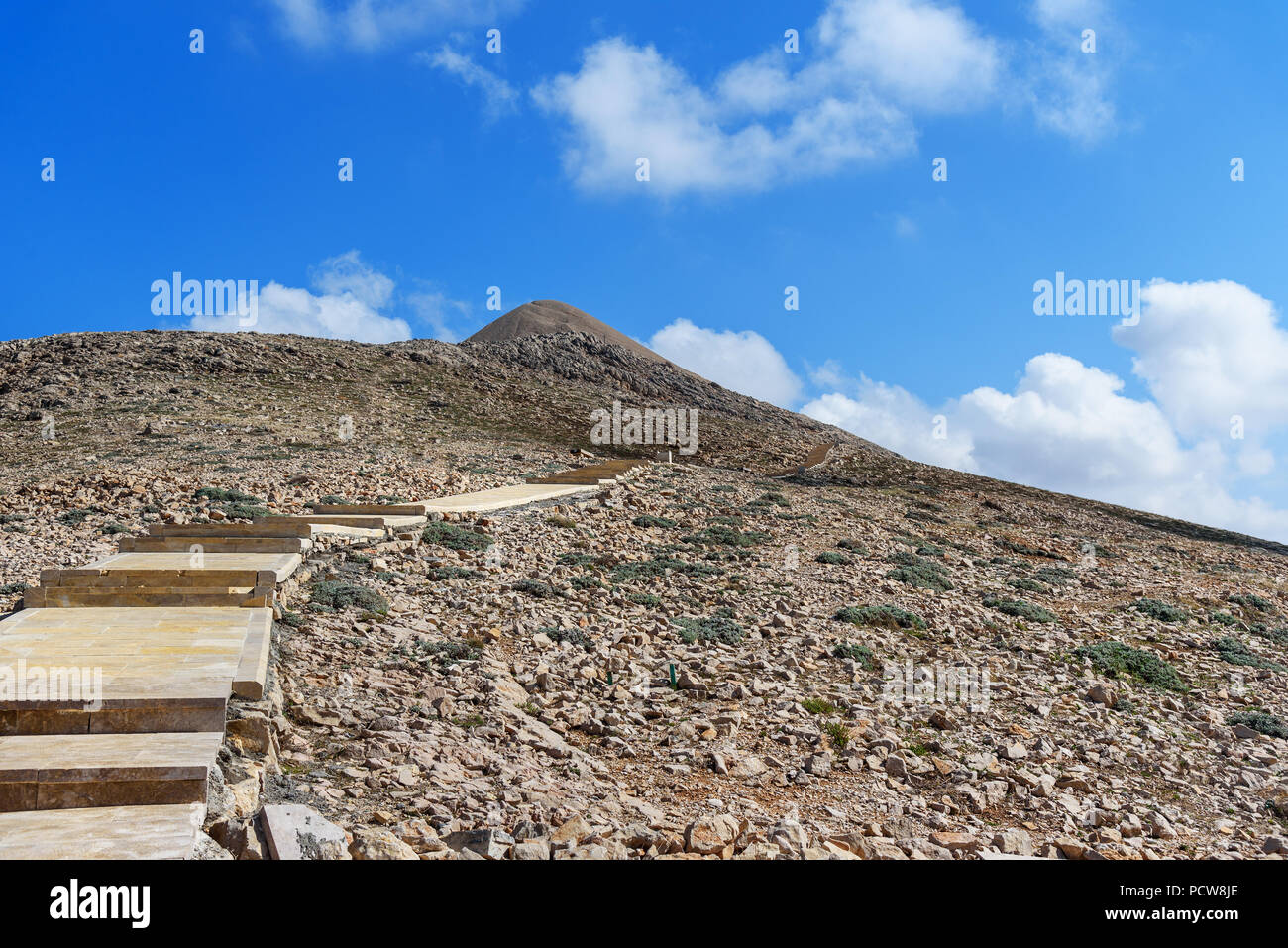 Onon route haut de Nemrut Montagne. Têtes de pierre en haut de 2150 mètres de haut Mont Nemrut. La Turquie Banque D'Images