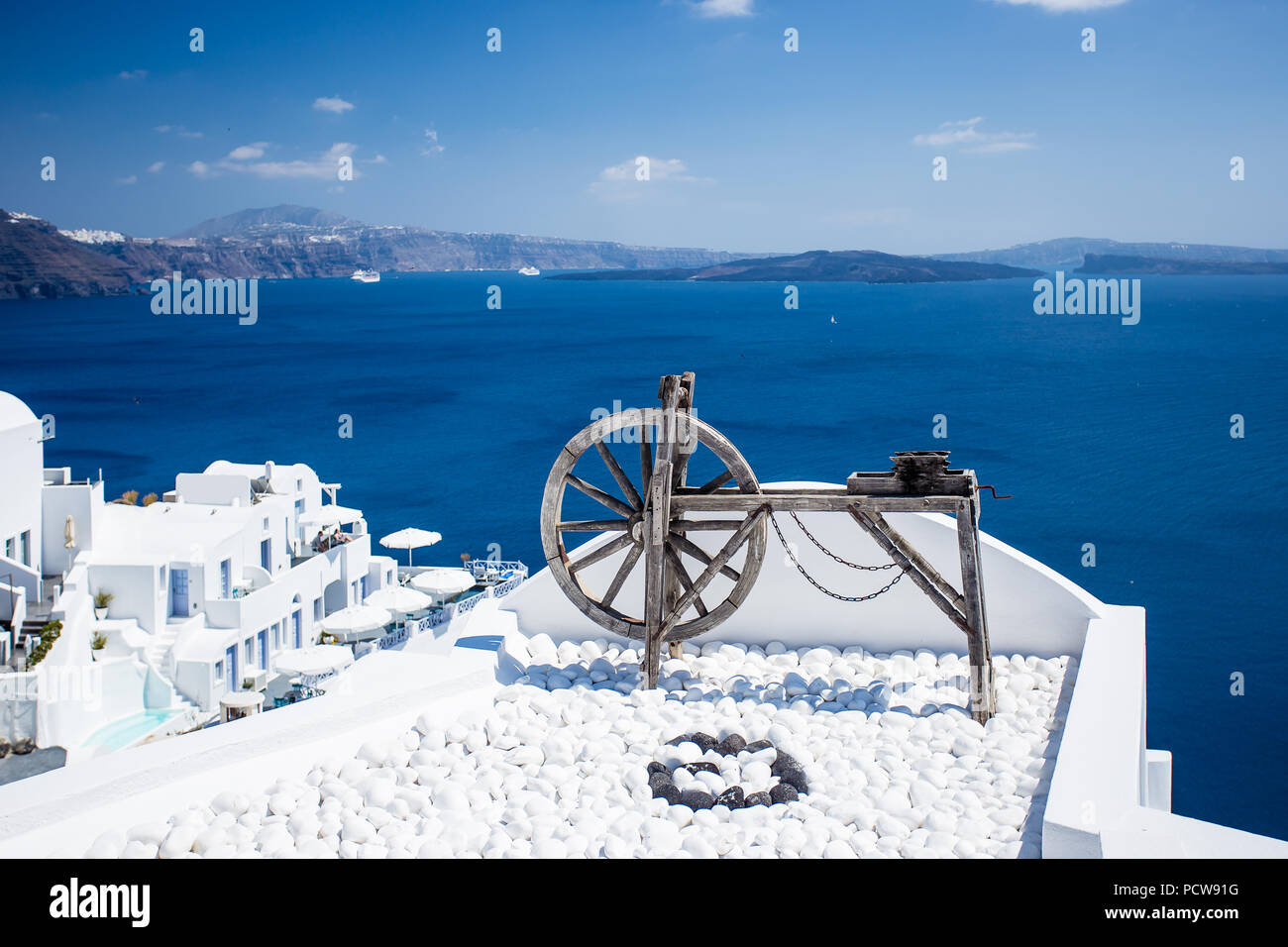 Rouet grec sur terrasse à Santorin, Grèce Banque D'Images