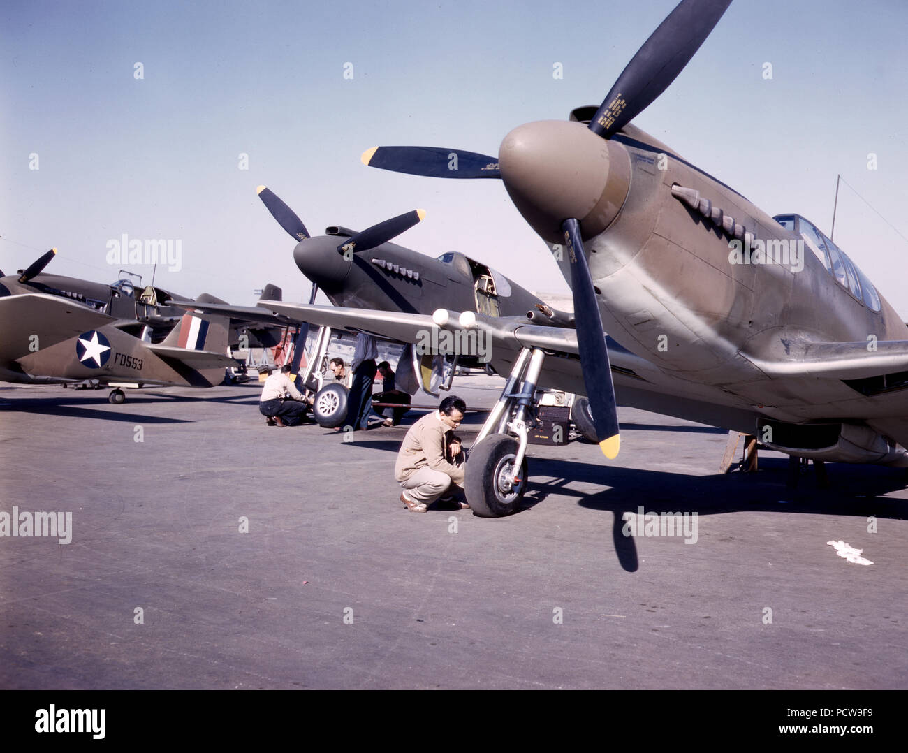 P-51 ('Mustang') les avions de combat en cours de préparation pour vol d'essai à la domaine de la North American Aviation, Inc., usine à Inglewood, Californie - Octobre 1942 Banque D'Images