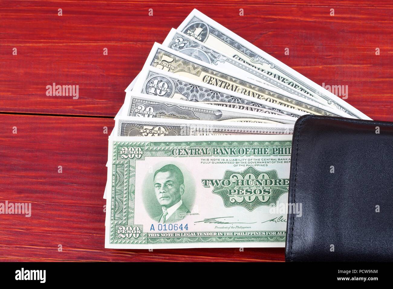 Ancien peso philippin dans le portefeuille noir Banque D'Images