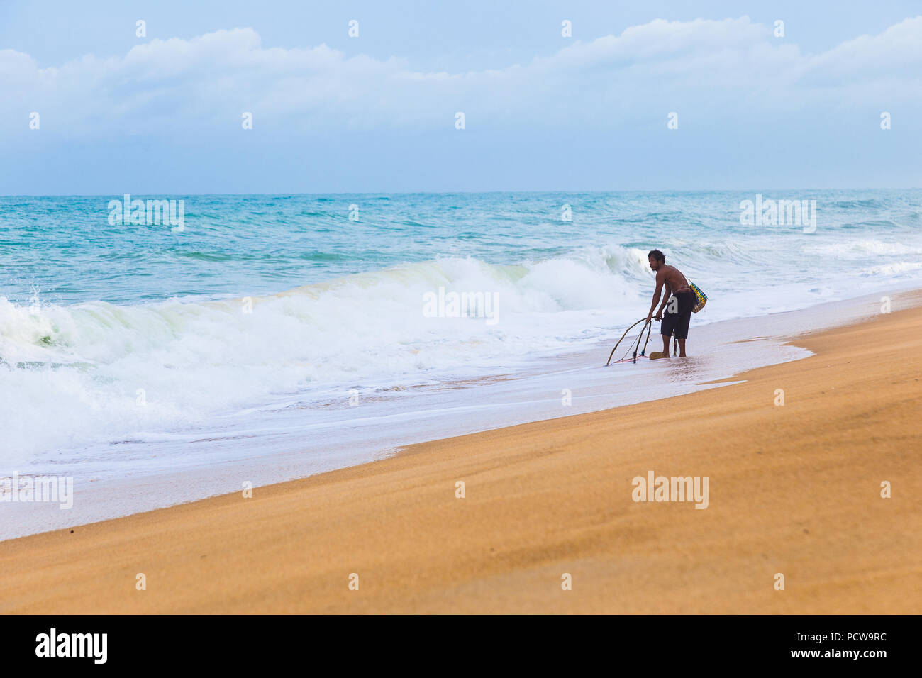 PHUKET, Thaïlande - 8 juillet 2017 - pêcheur local tente de prendre du poisson en utilisant son outil de fortune sur une plage à Phuket, Thaïlande le 8 juillet 2017 Banque D'Images