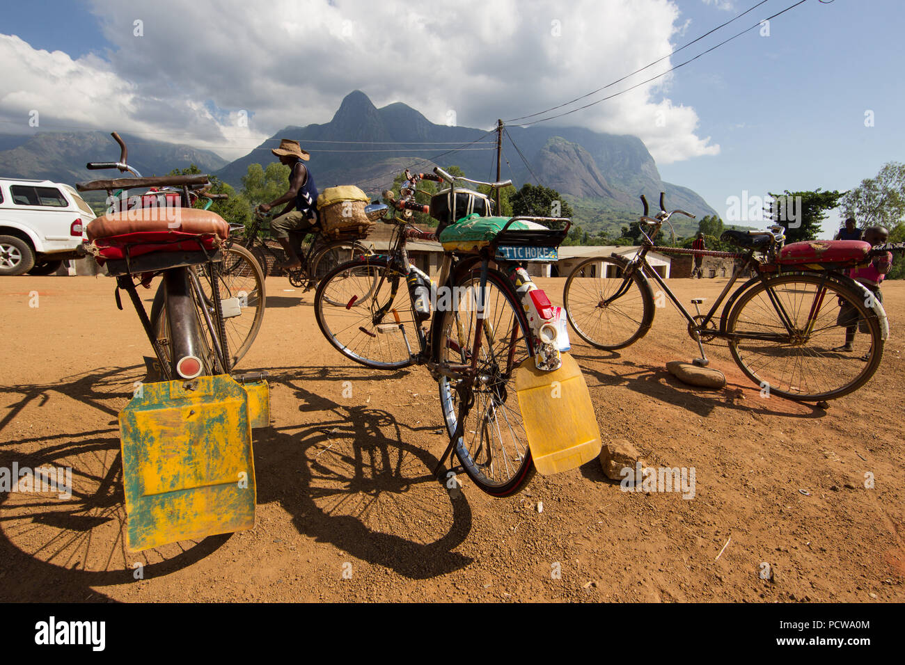 Les vélos sont encore très populaire mode de transport dans les régions rurales du Malawi près de Likhabula, mont Mulanje, District Sud, au Malawi. Banque D'Images