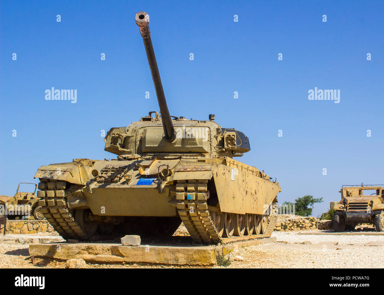 Véhicules militaires abandonnés sur HarAdar (Radar Hill) Monument. Le site est dédié à la mémoire des soldats de la Brigade Harel du Palmach qui f Banque D'Images