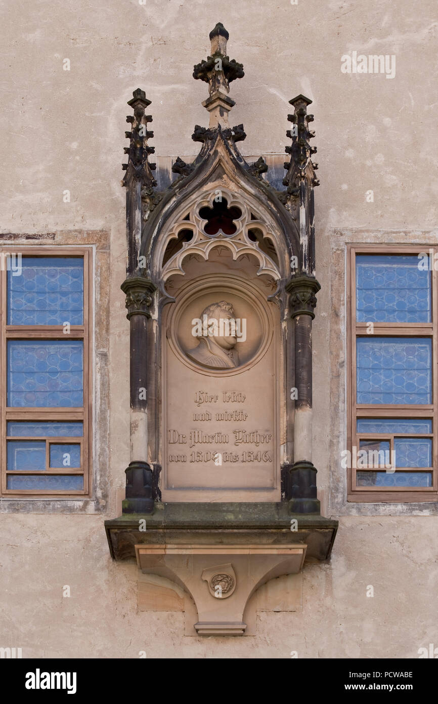 Maßwerkbaldachin außen zwischen den Fenstern der Lutherstube Médaillon, Darin mit Martin Luthers, Porträtrelief 1876 Emil von Schober Banque D'Images