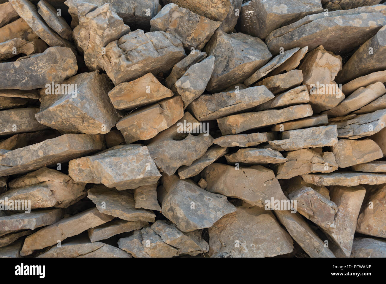 Old Stone mur sec comme arrière-plan. La surface en pierre. Pile sèche, construction traditionnelle. Banque D'Images