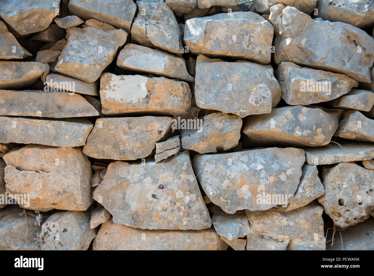 Old Stone mur sec comme arrière-plan. La surface en pierre. Pile sèche, construction traditionnelle. Banque D'Images